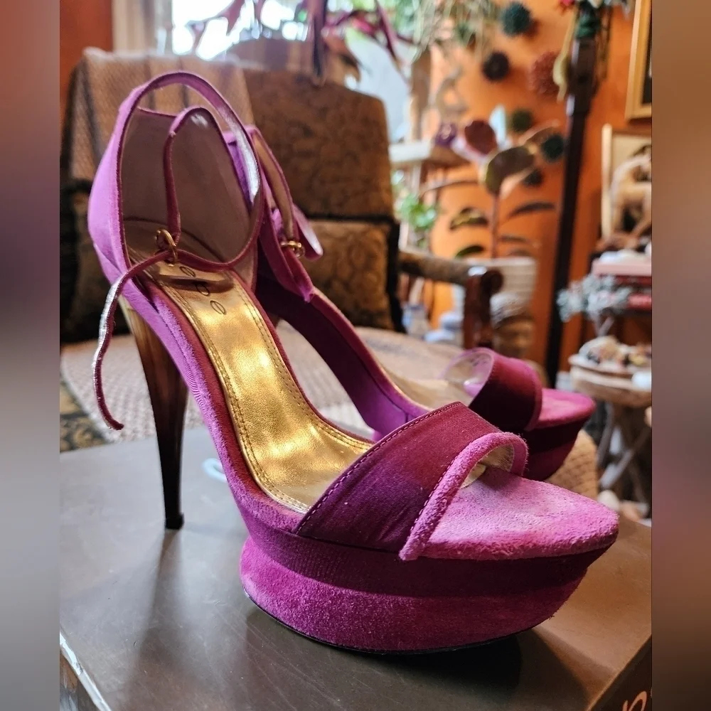 BEBE fushia pink fabric and suede 5.5 inch heels size 7.5